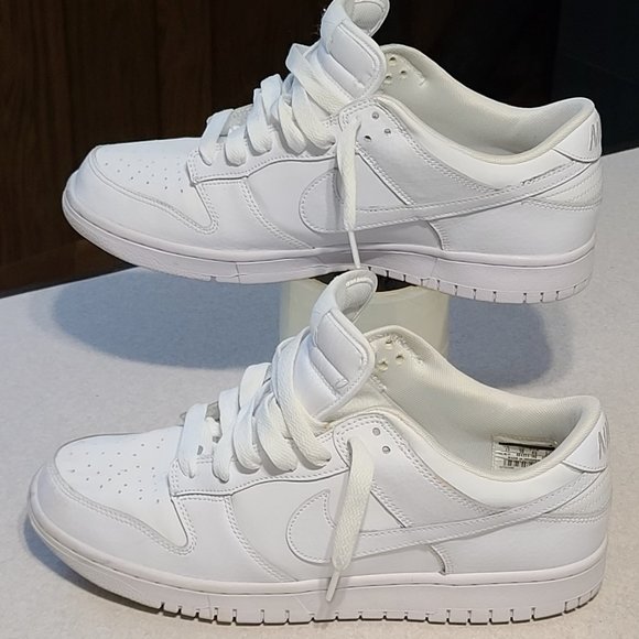 nike dunk low triple white